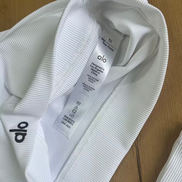 ALO Yoga White Sports Bra and leggings Set - Picture 4 of 5